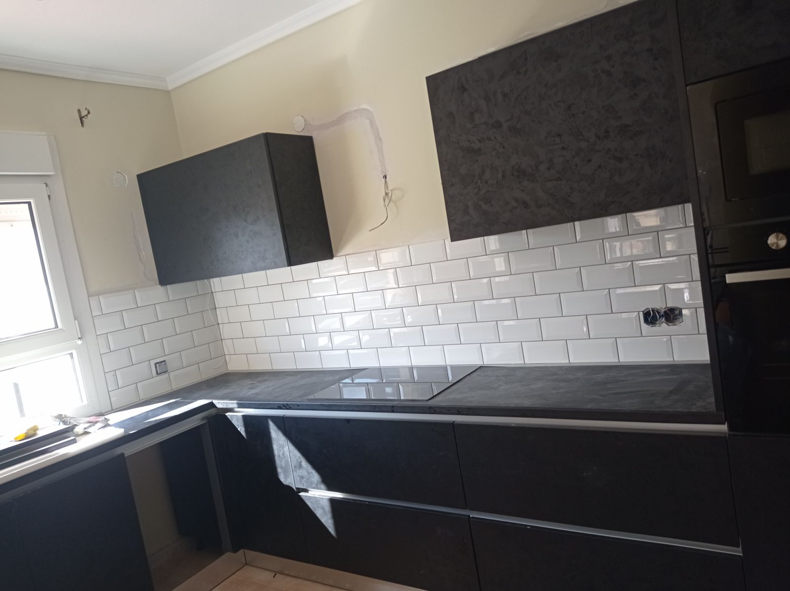 Τοποθέτηση πλακιδίων κουζίνας και πάγκου