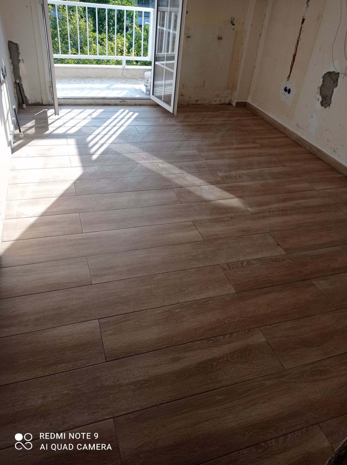 Πλακάκια δαπέδου σε διάδρομο με ξύλινη οροφή