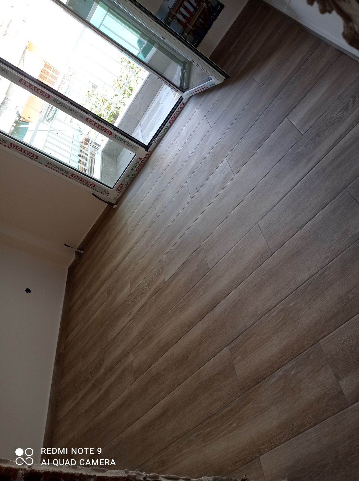 Συνδυασμός πλακιδίων και ξύλινων στοιχείων εσωτερικού χώρου