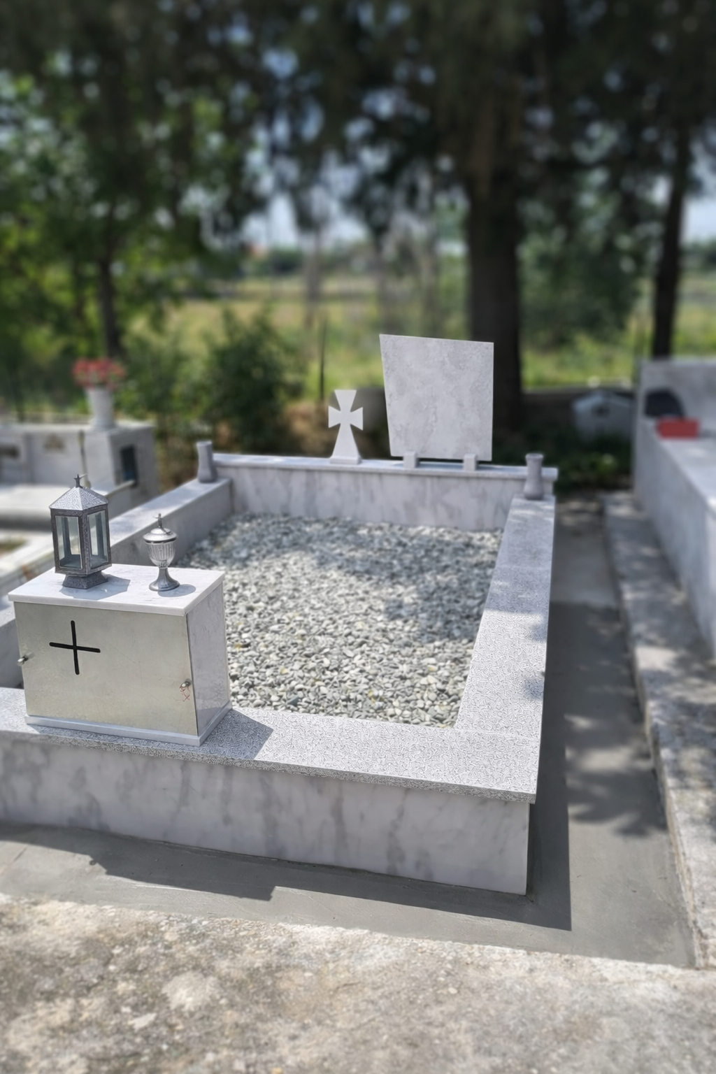 Μαρμάρινο μνήμα και ταφική κατασκευή στη Θεσσαλονίκη