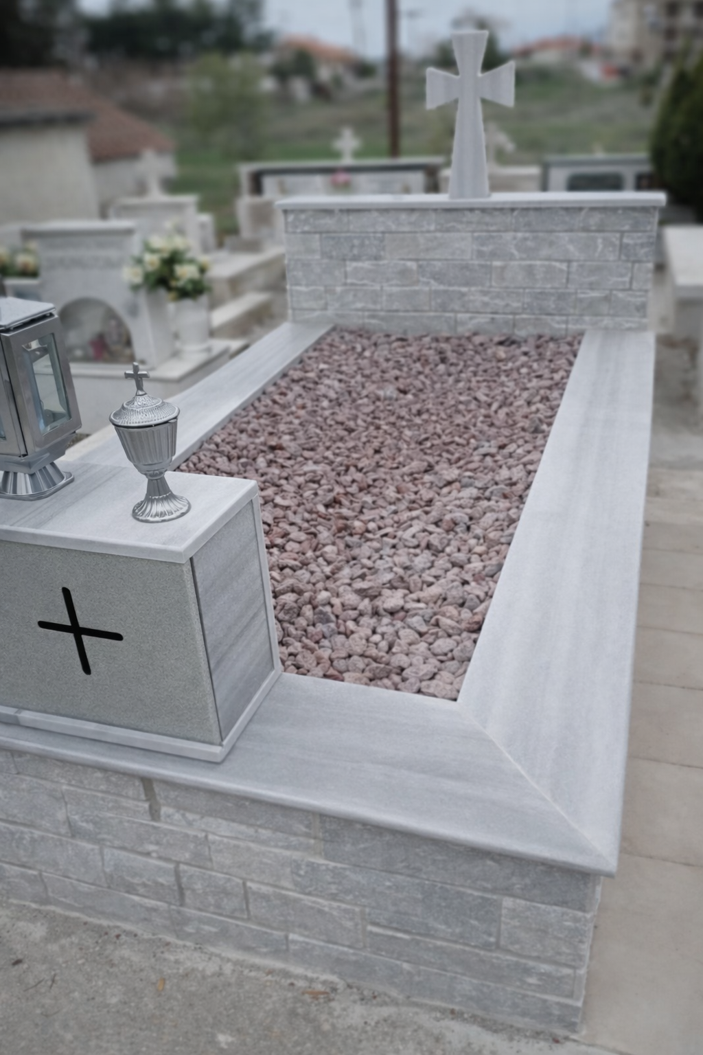 Ταφικό μνημείο — τοποθέτηση μαρμάρου και πλακιδίων