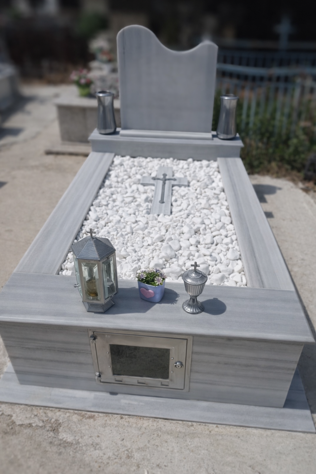 Κατασκευή μνημείου με πέτρα και μάρμαρο