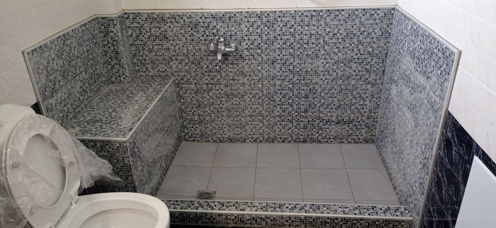 Ανακαίνιση μπάνιου — τοποθέτηση πλακιδίων τοίχου και δαπέδου, Θεσσαλονίκη