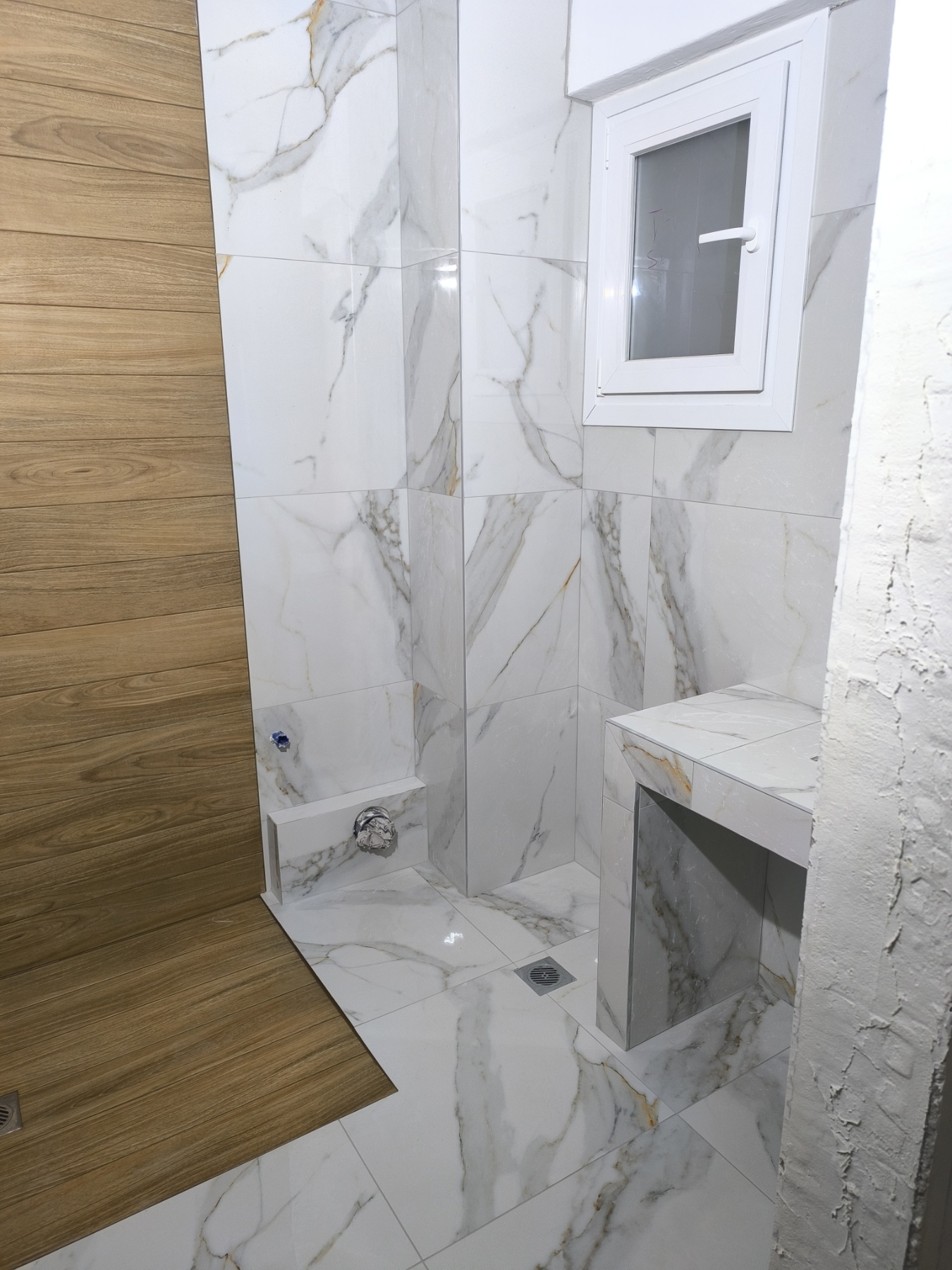 Ολοκληρωμένη ανακαίνιση μπάνιου με πλακάκια