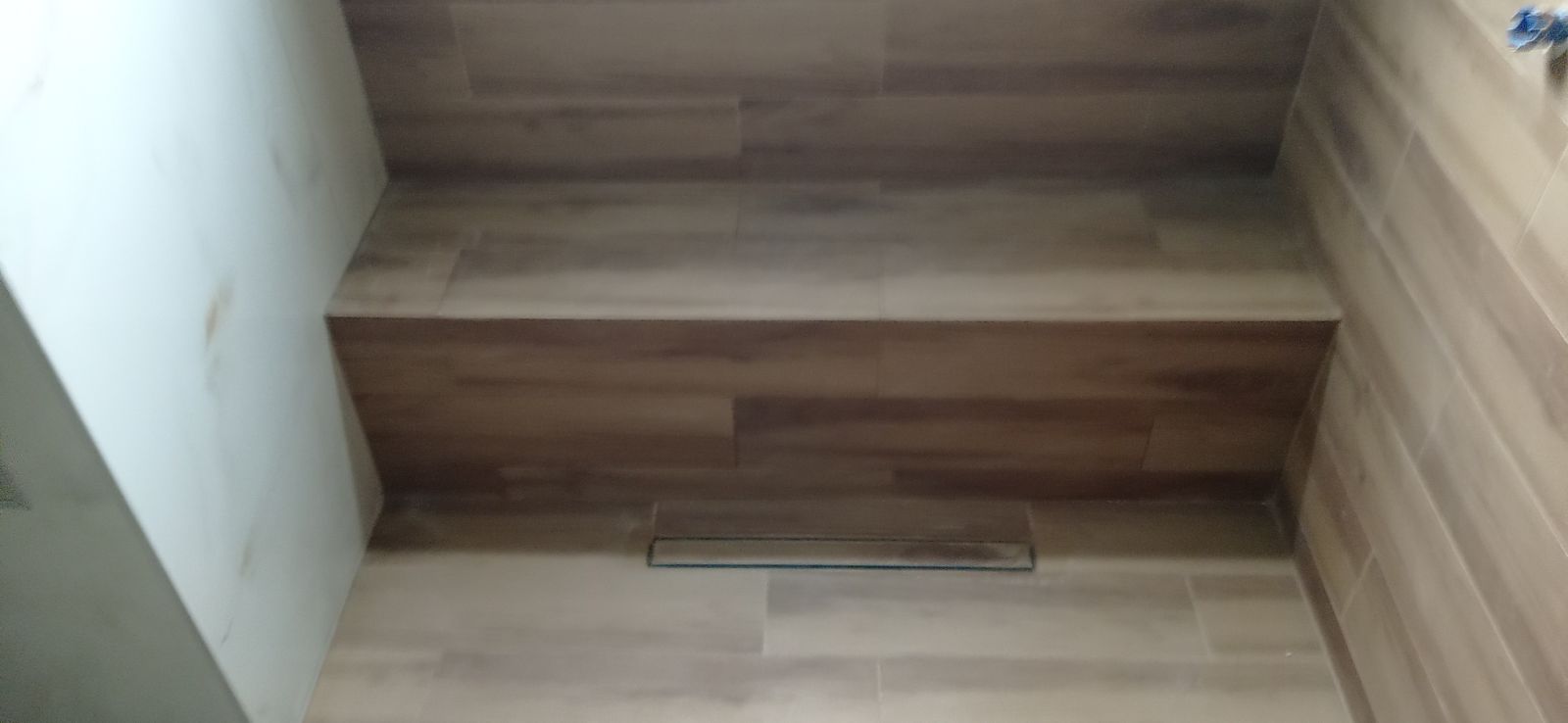 Μπάνιο με σύγχρονα πλακάκια και αρμολόγηση