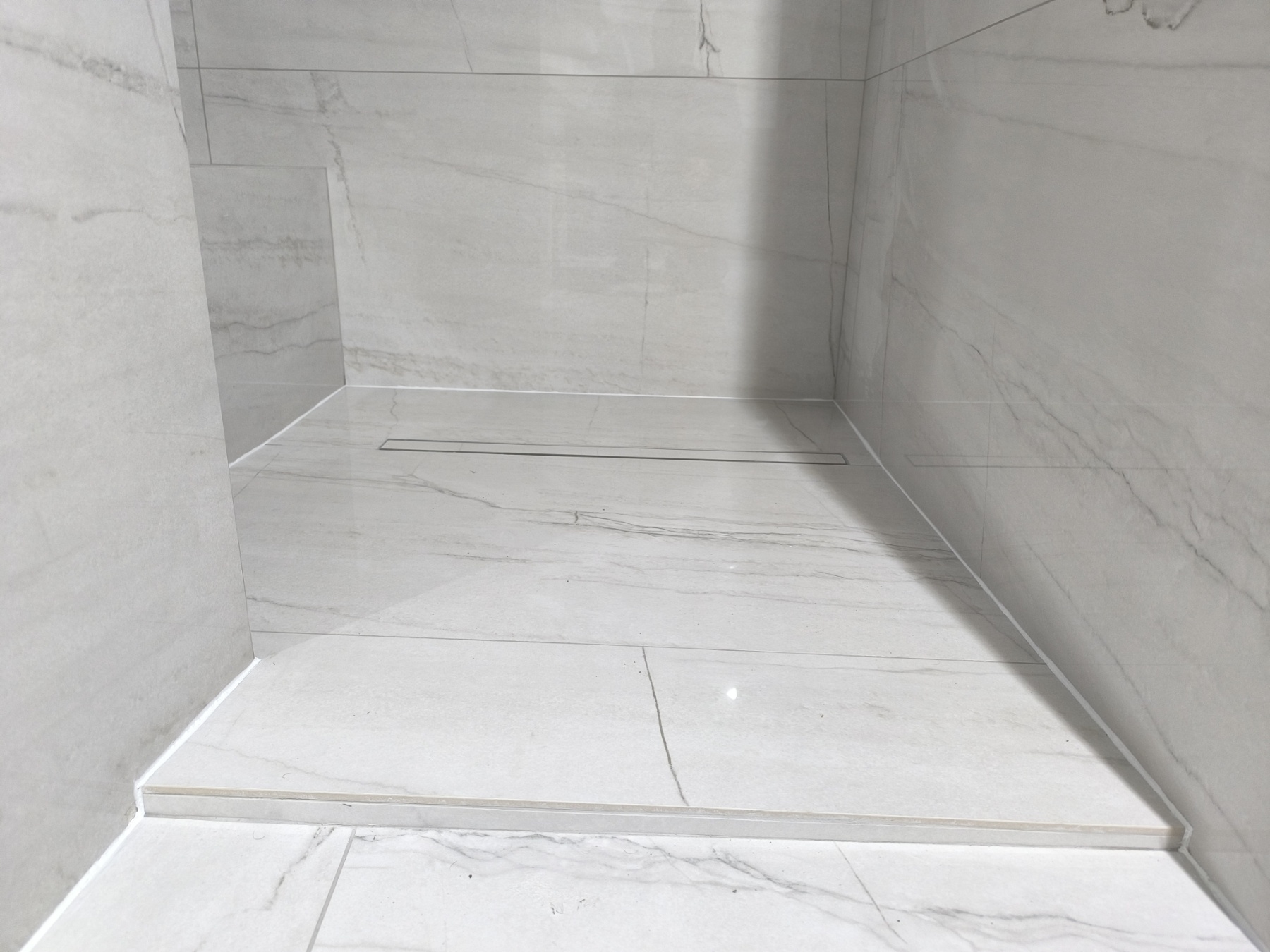 Κατασκευή μπάνιου με ποιοτική τοποθέτηση πλακιδίων