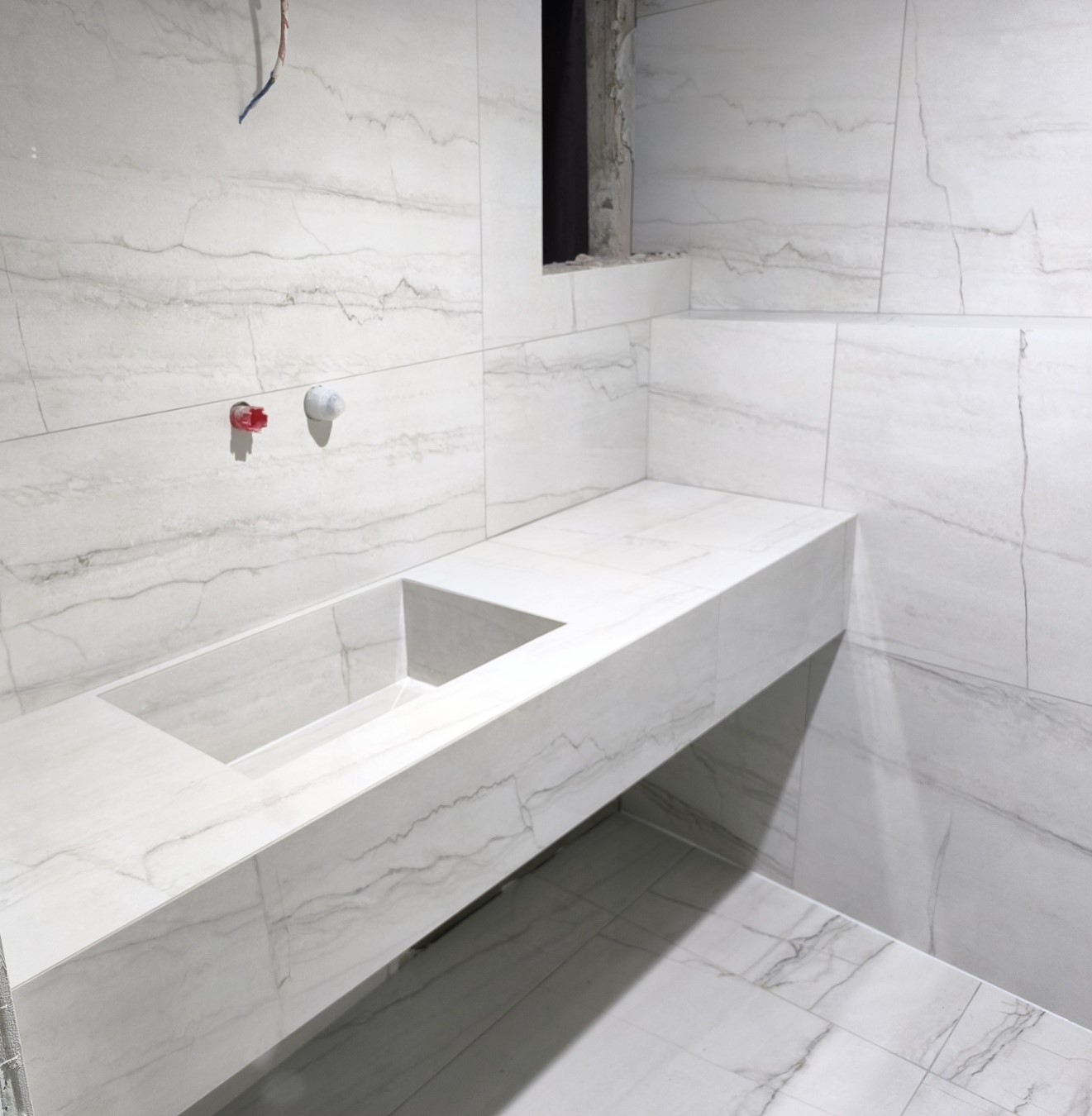 Τοποθέτηση πλακιδίων τοίχου σε μπάνιο