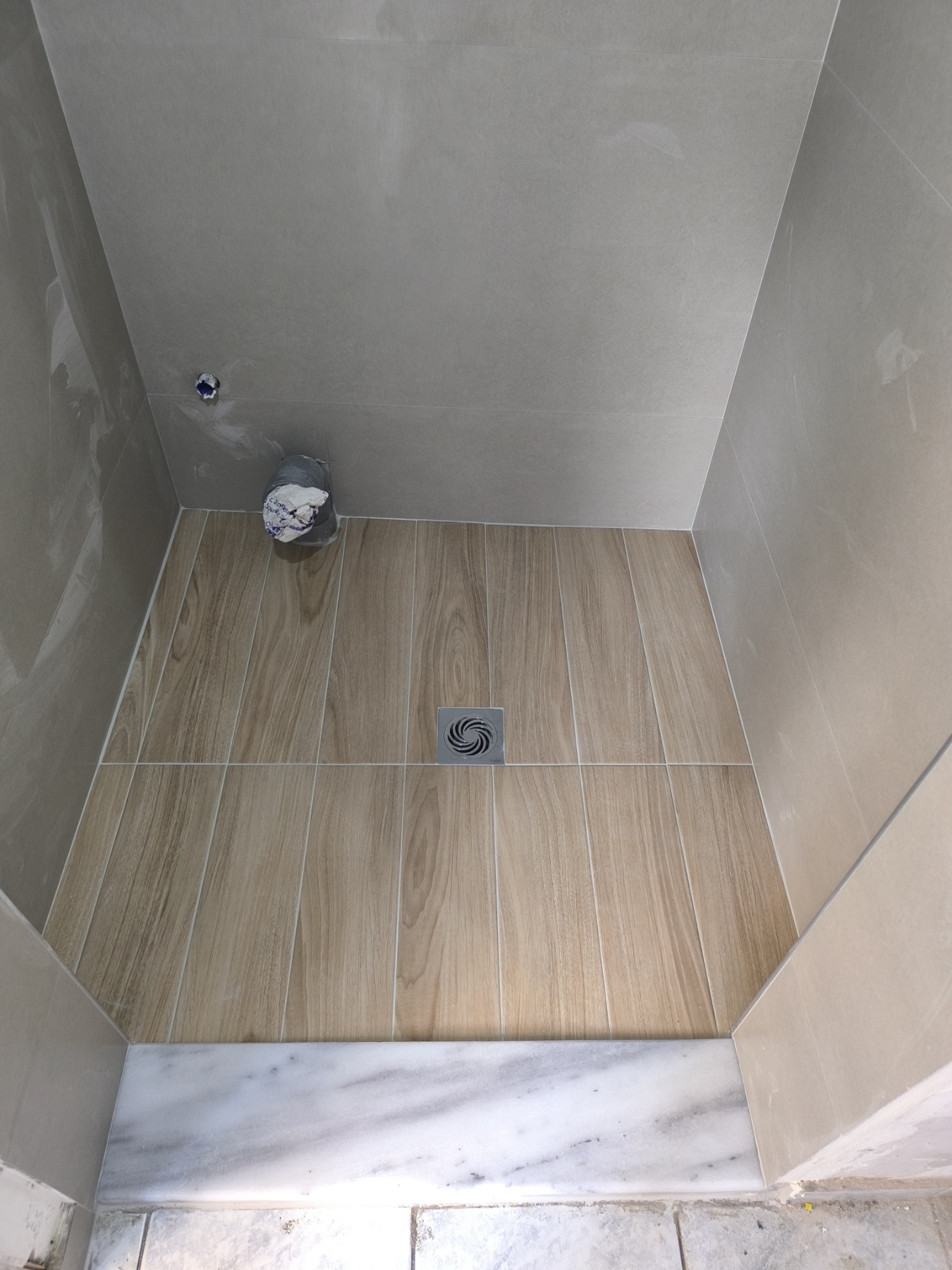 Σχεδιασμός μπάνιου με κεραμικά πλακάκια