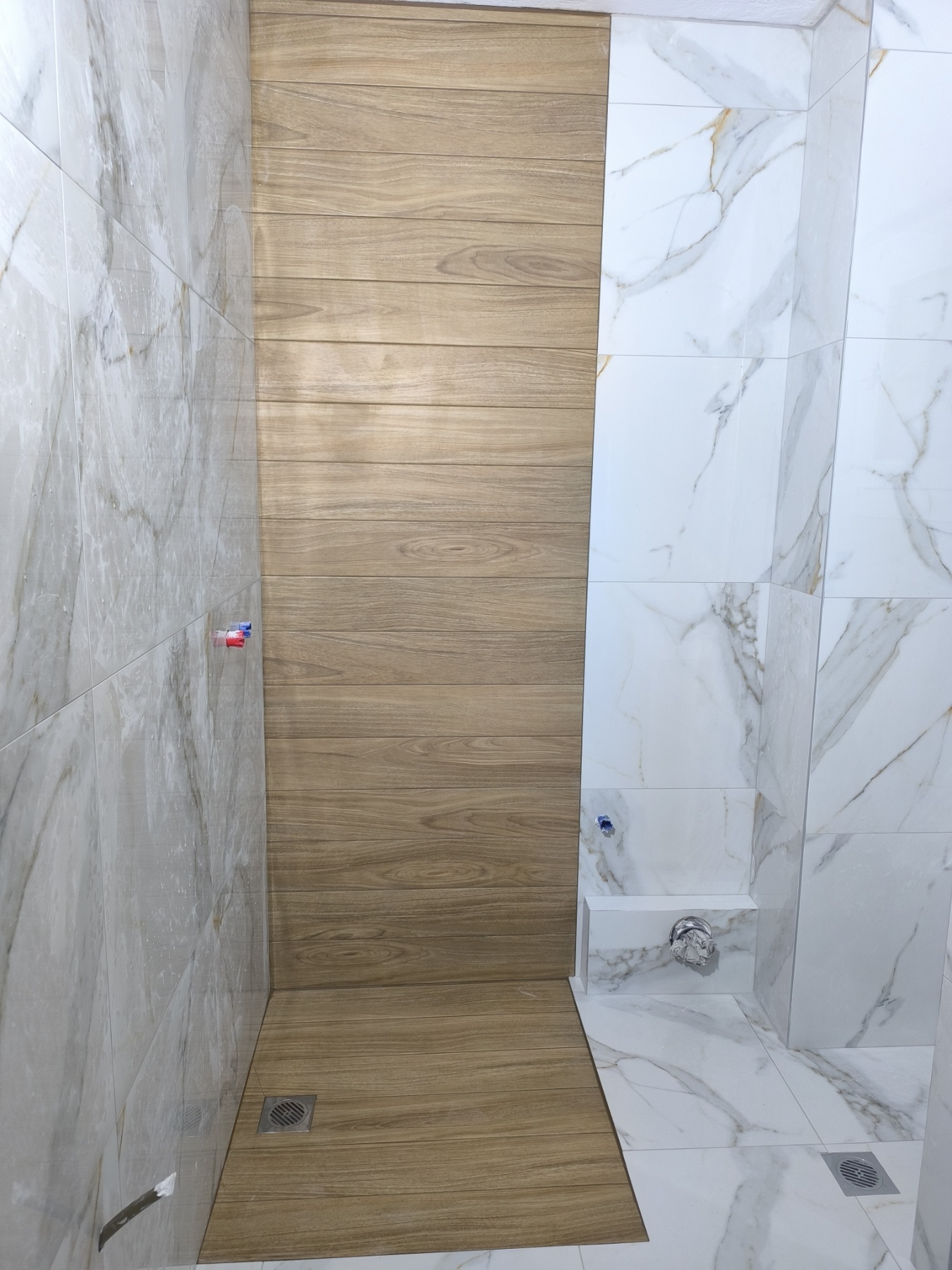 Τοποθέτηση πλακιδίων σε υγρό χώρο — μπάνιο Θεσσαλονίκη