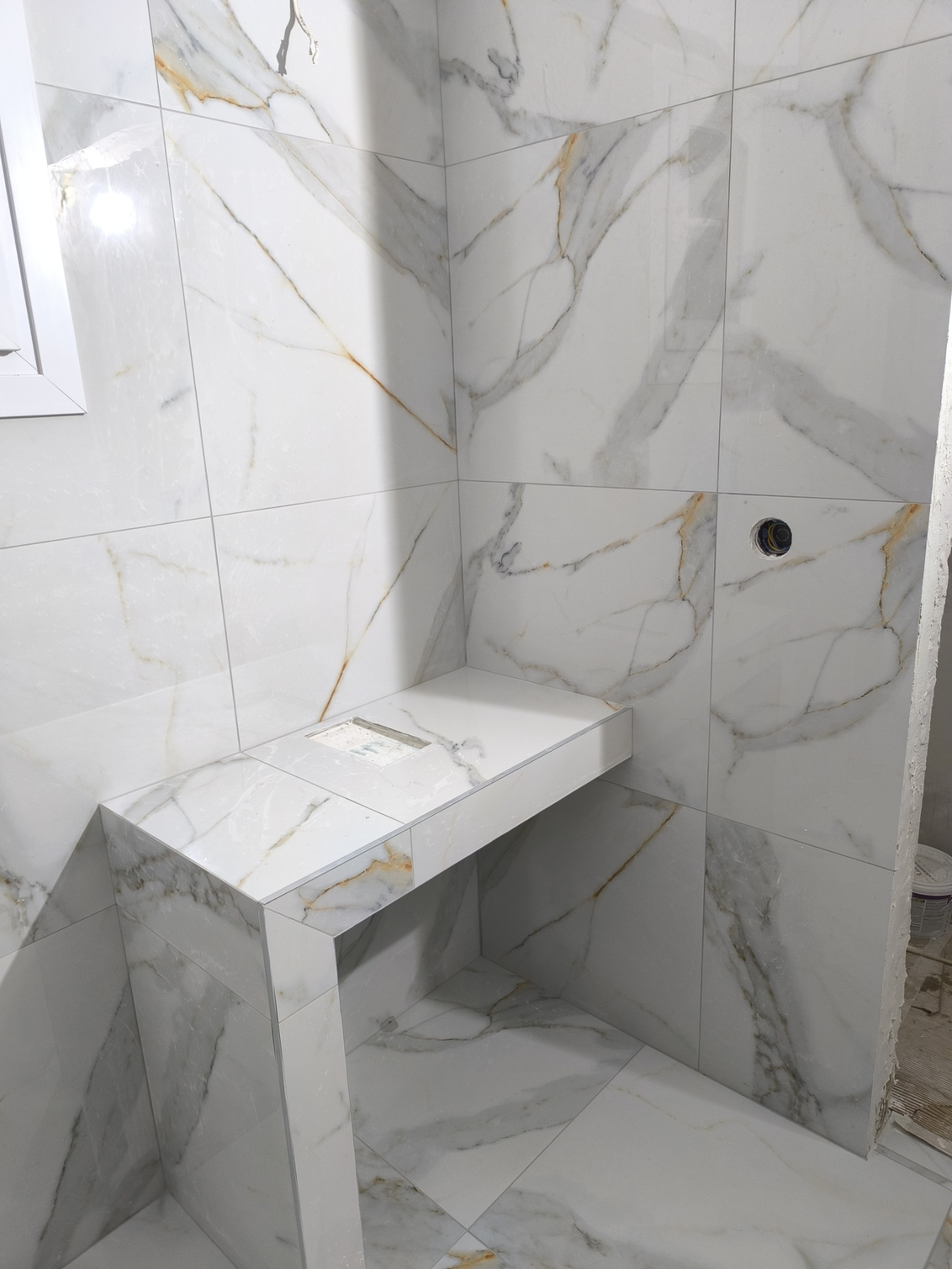 Μαρμάρινα ή κεραμικά πλακάκια μπάνιου