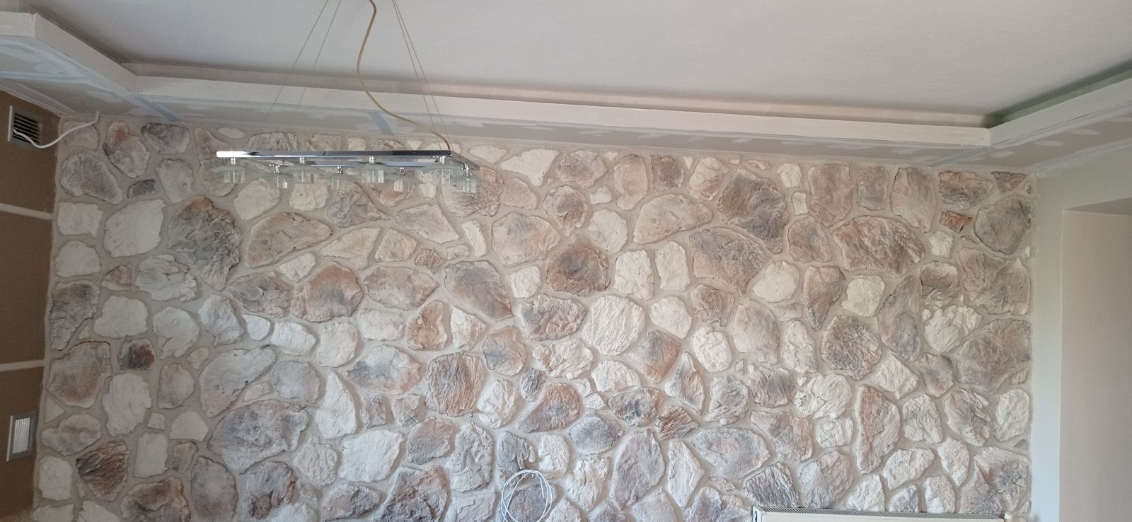 Επένδυση τοίχου με φυσική πέτρα σε κατοικία στη Θεσσαλονίκη