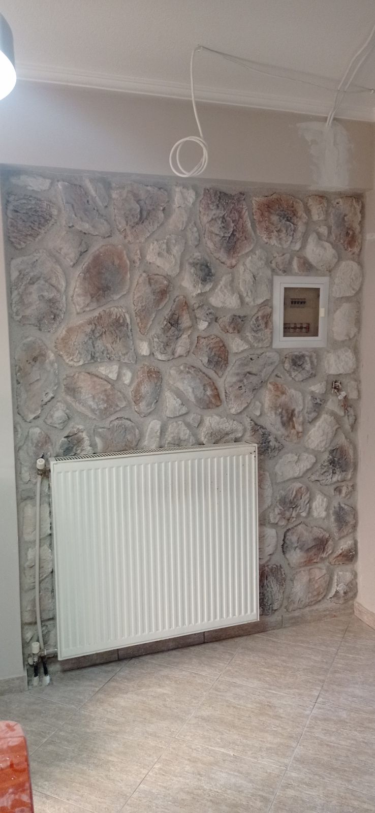 Διακοσμητική τοποθέτηση πέτρας σε πρόσοψη κτιρίου