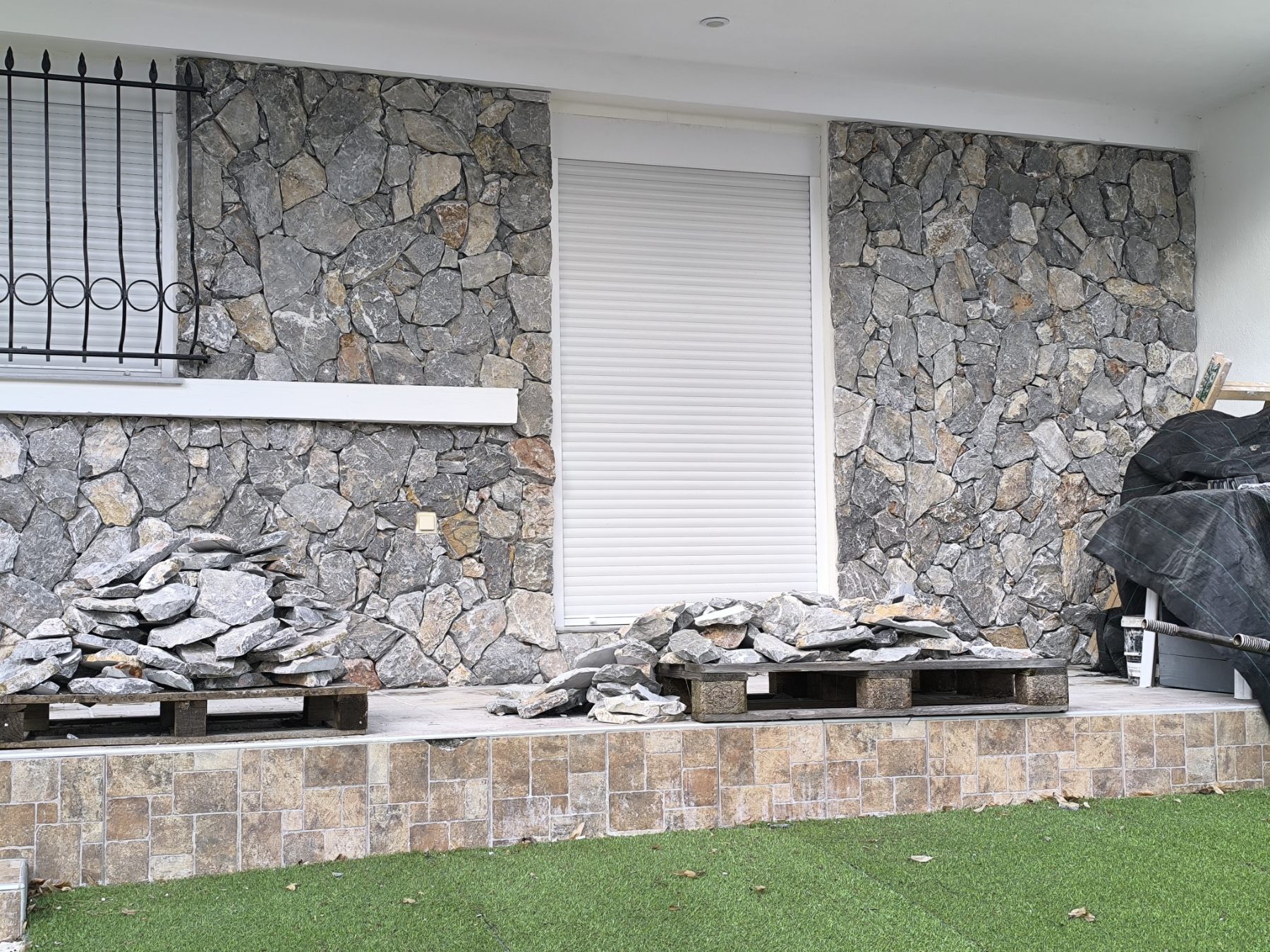 Αισθητική τοποθέτηση πέτρας σε εσωτερικό ή εξωτερικό χώρο