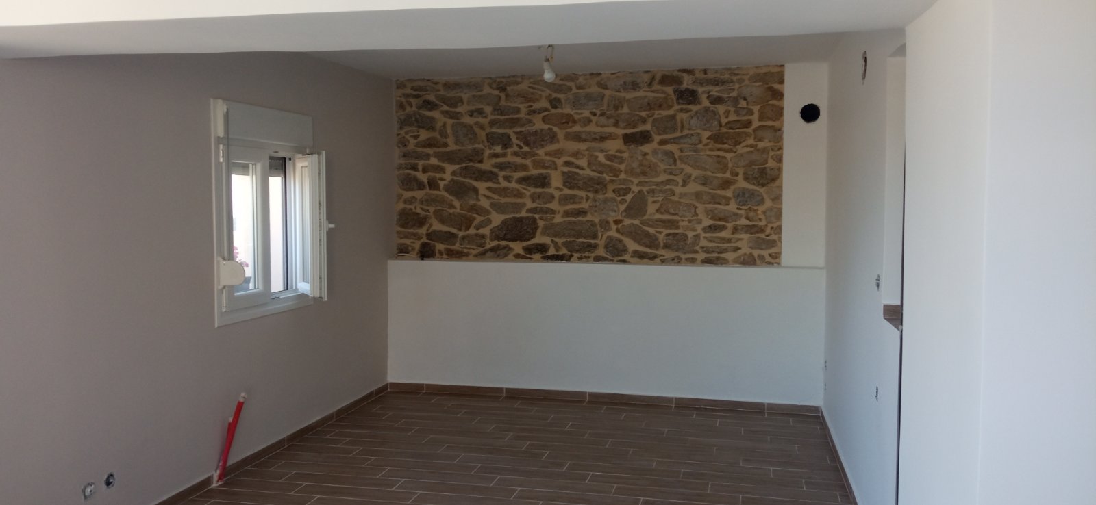 Συνδυασμός πέτρας και πλακιδίων σε διακόσμηση τοίχου