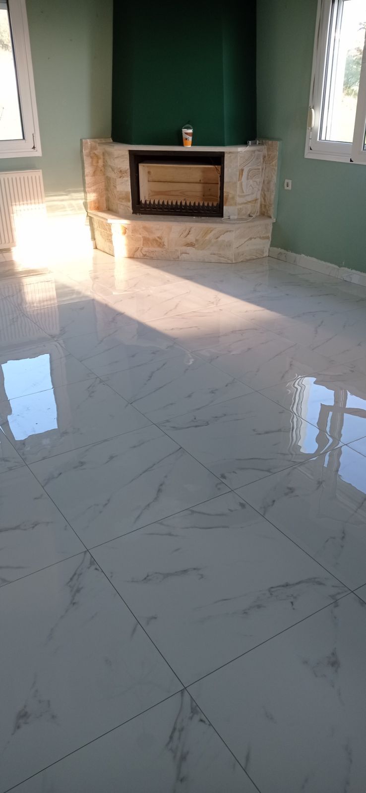 Πλακίδια σε σαλόνι ή κοινόχρηστο χώρο