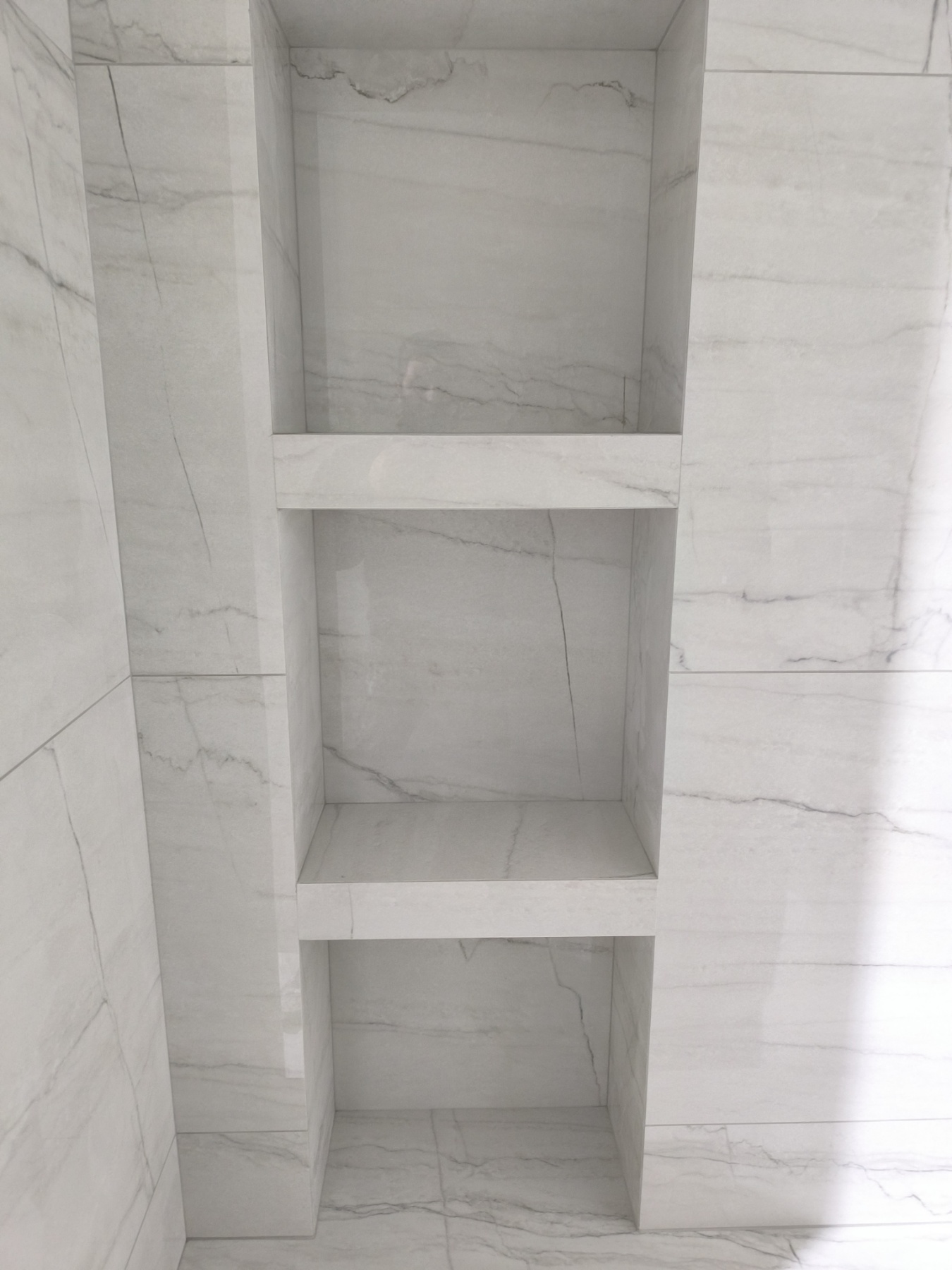 Φινίρισμα πλακιδίων δαπέδου με ορθή κλίση