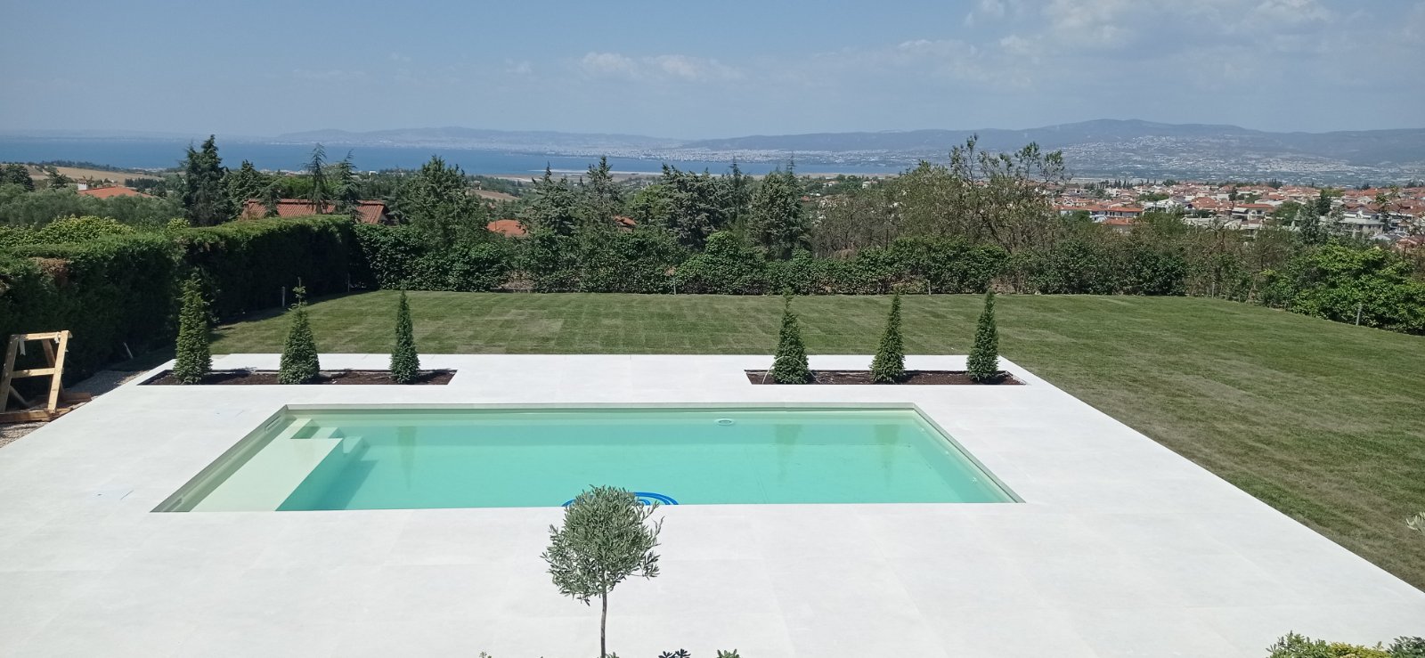 Περιβάλλων χώρος πισίνας με πλακάκια ή πέτρα