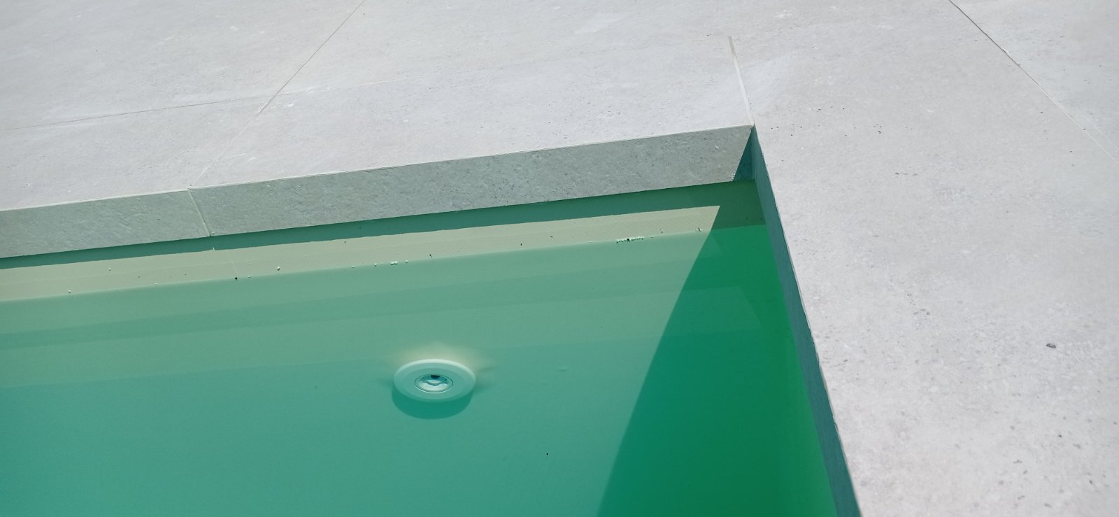 Δάπεδο γύρω από πισίνα — αντιολισθητικά πλακάκια