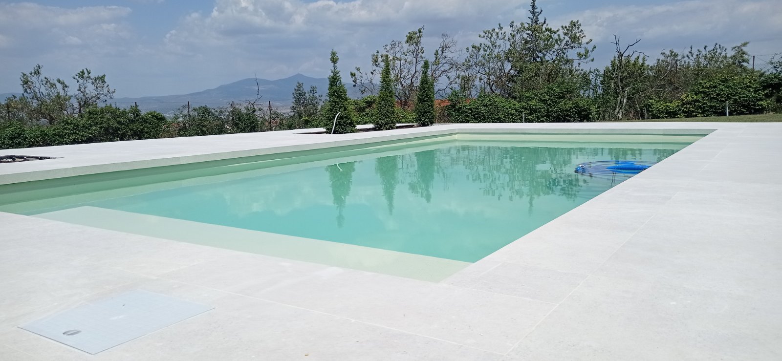 Εξωτερική διαμόρφωση χώρου πισίνας