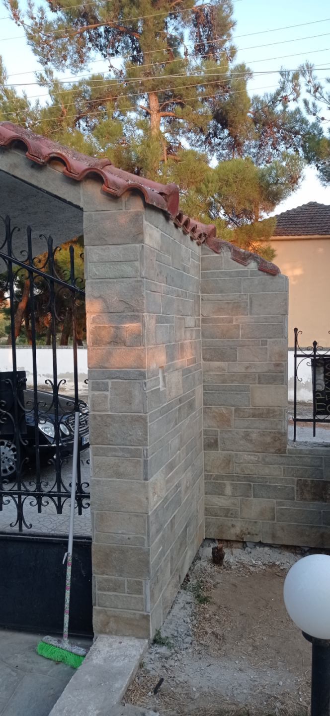 Πέτρινη πύλη εισόδου — επένδυση με πέτρα