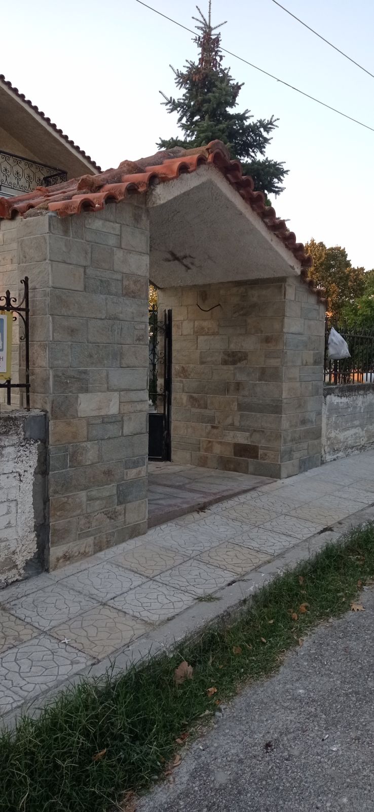 Κατασκευή εισόδου με πέτρινα στοιχεία