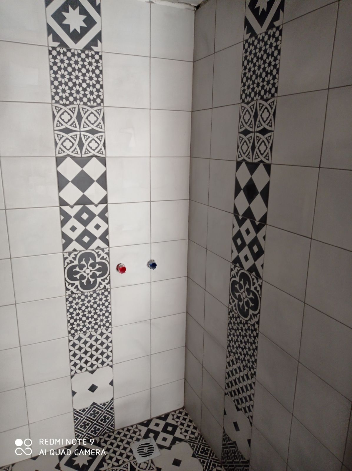 Λεπτομέρεια τοποθέτησης κεραμικών πλακιδίων